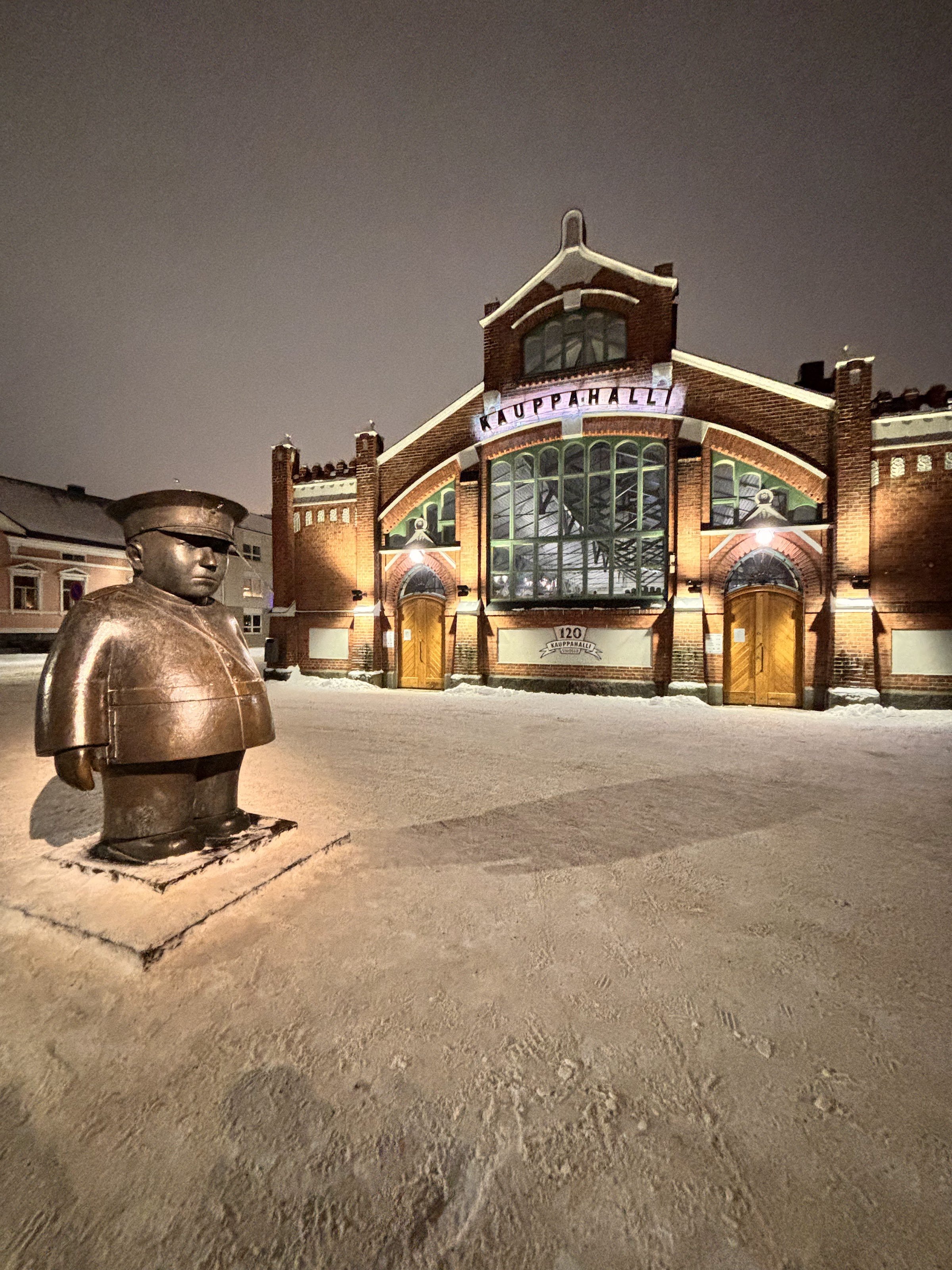 Toripolliisi (The Bobby at the Market Place)